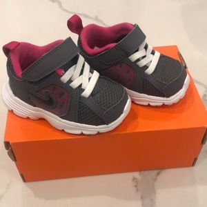 Nike baby running shoes size 4